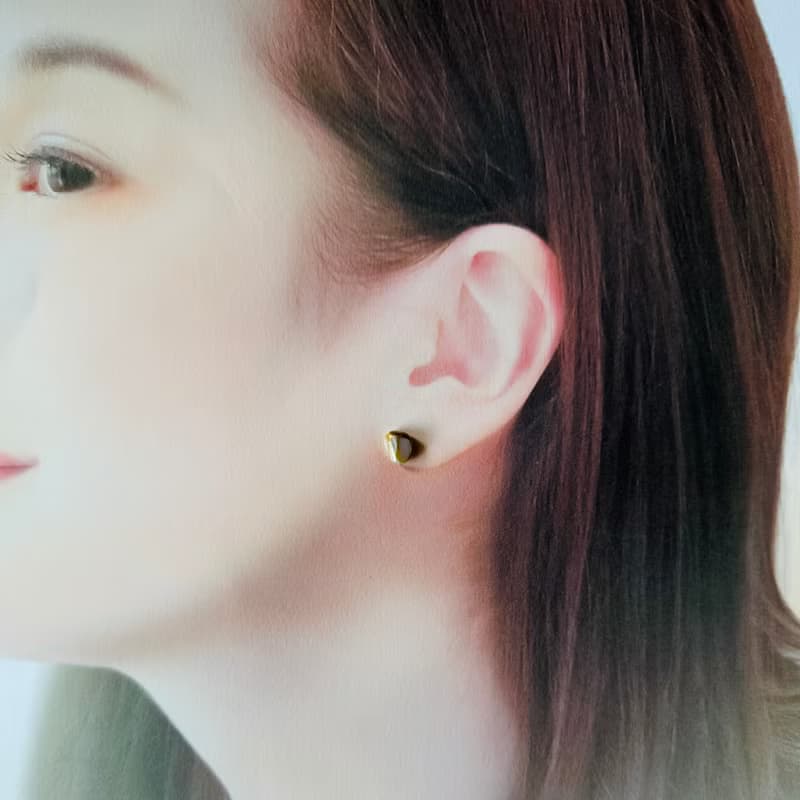 【再販】上品 シェル 金継ぎ ライン ピアス ノンホールピアス 白蝶貝 マザーオブパール シンプル 小ぶり 小さい 極小 ギフト 贈り物 プレゼント 母の日