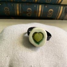 愛心戒指 日本白瓷 自然釉色 無限看不膩色調 真皮革 藝術等級