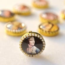 Button Cover 手作鈕扣飾~別致優雅~名畫系列: 抱銀鼠的女子