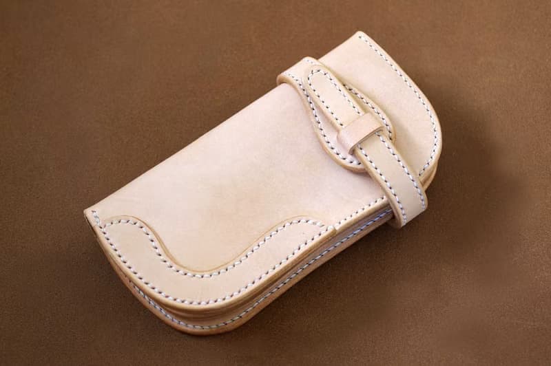 鞍形皮革錢包 裝飾