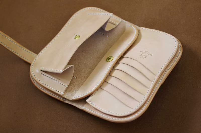 鞍形皮革錢包 裝飾