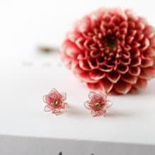 小さなダリアのピアス/イヤリング　9月誕生月花