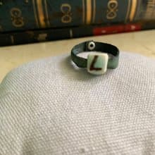 戒指 日本白瓷 自然釉色 無限看不膩色調 真皮革 字母系列