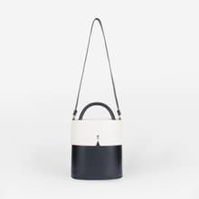 Gaia Bucket Bag 素皮革 水桶包 手提包 側背包 黑色x米白色