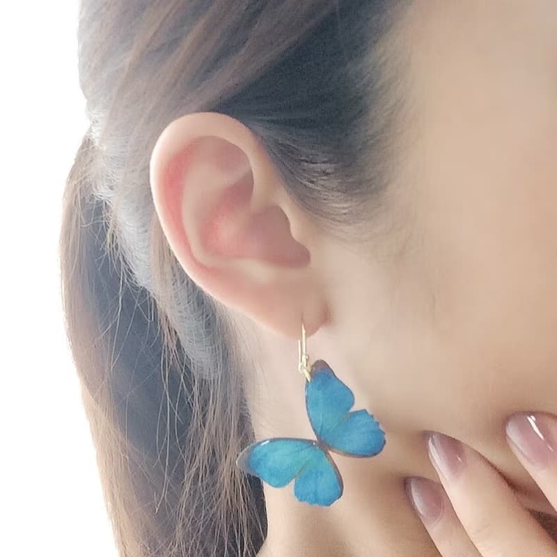 エメラルドブルーの蝶々 ピアス / イヤリング