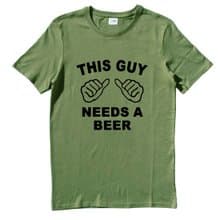 THIS GUY NEEDS BEER 短袖T恤 軍綠色 這個男的需要啤酒 趣味 party 禮物 設計 文字