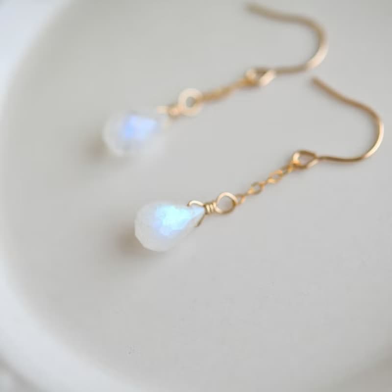 愛を深める　レインボームーンストーンのチェーンピアス 6月誕生石 イヤリング可