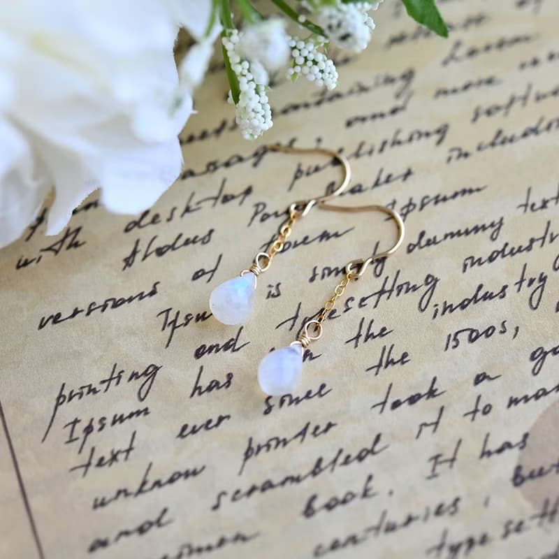 愛を深める　レインボームーンストーンのチェーンピアス 6月誕生石 イヤリング可