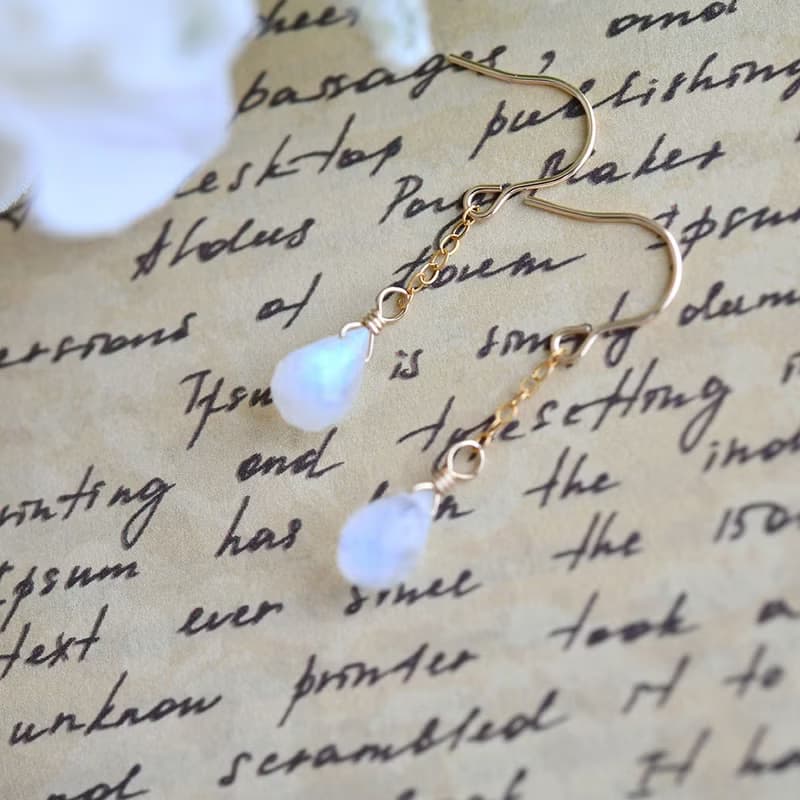 愛を深める　レインボームーンストーンのチェーンピアス 6月誕生石 イヤリング可