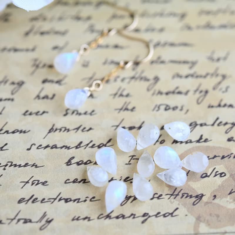 愛を深める　レインボームーンストーンのチェーンピアス 6月誕生石 イヤリング可