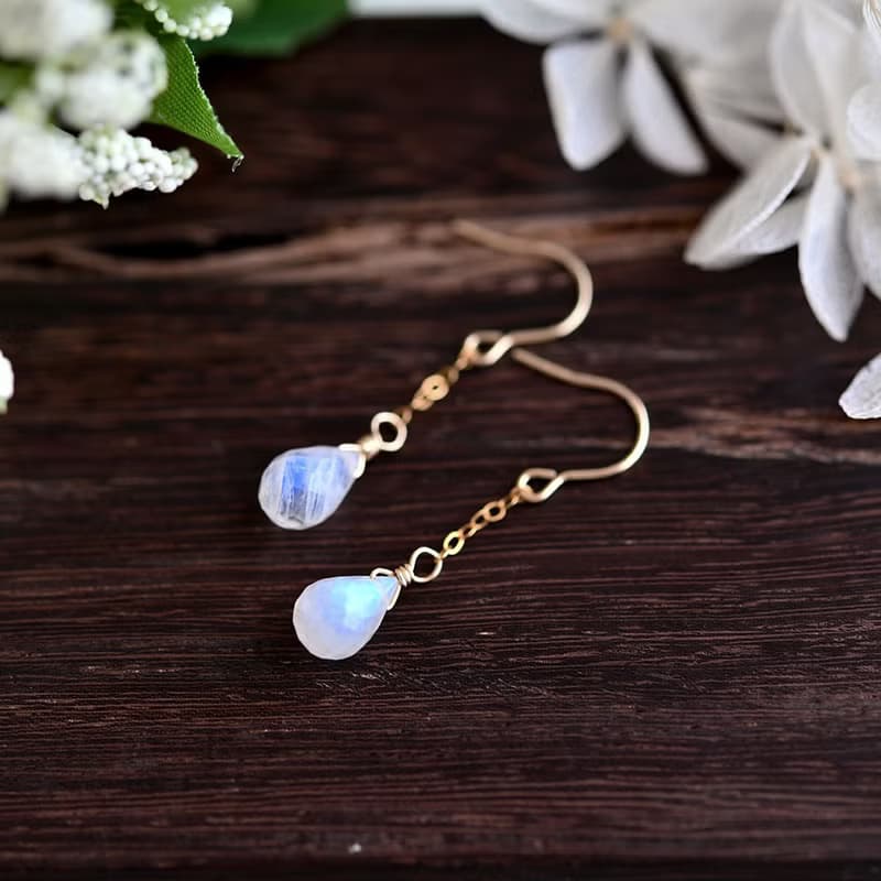 愛を深める　レインボームーンストーンのチェーンピアス 6月誕生石 イヤリング可