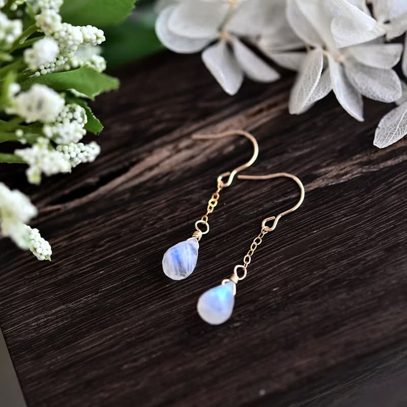 愛を深める　レインボームーンストーンのチェーンピアス 6月誕生石 イヤリング可