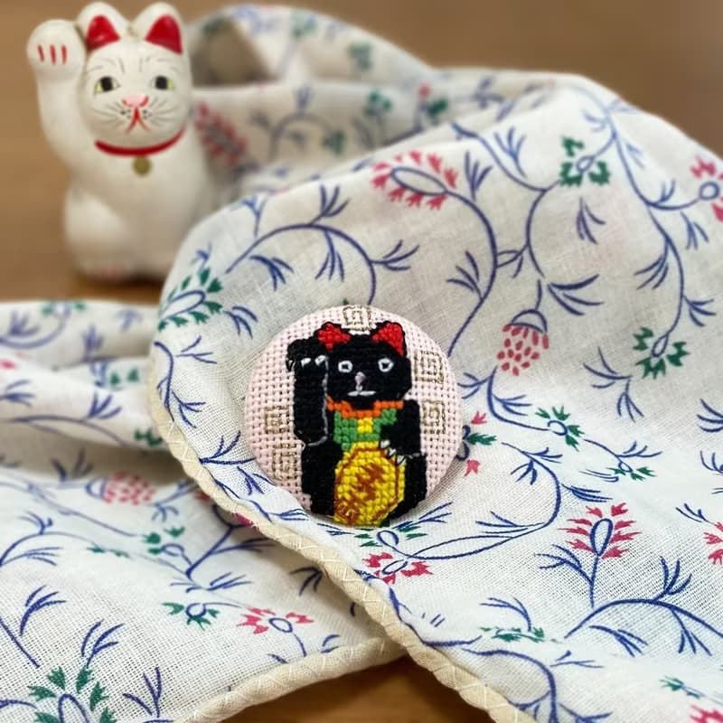 黑色招財貓 十字繡胸針