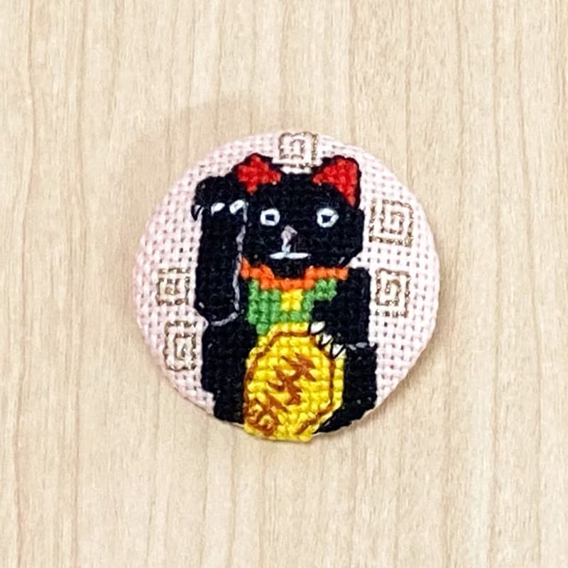 黑色招財貓 十字繡胸針