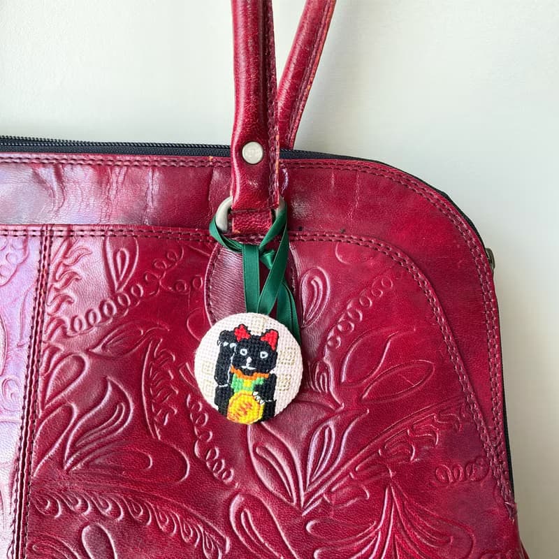 黑色招財貓 十字繡胸針