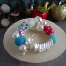 あふれるビーズと羊毛刺繍のクリスマスリースブローチ(オーナメント用紐プレゼント)