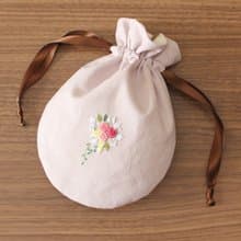 巾着ポーチ　手刺繍のミニブーケ　ペールピンク