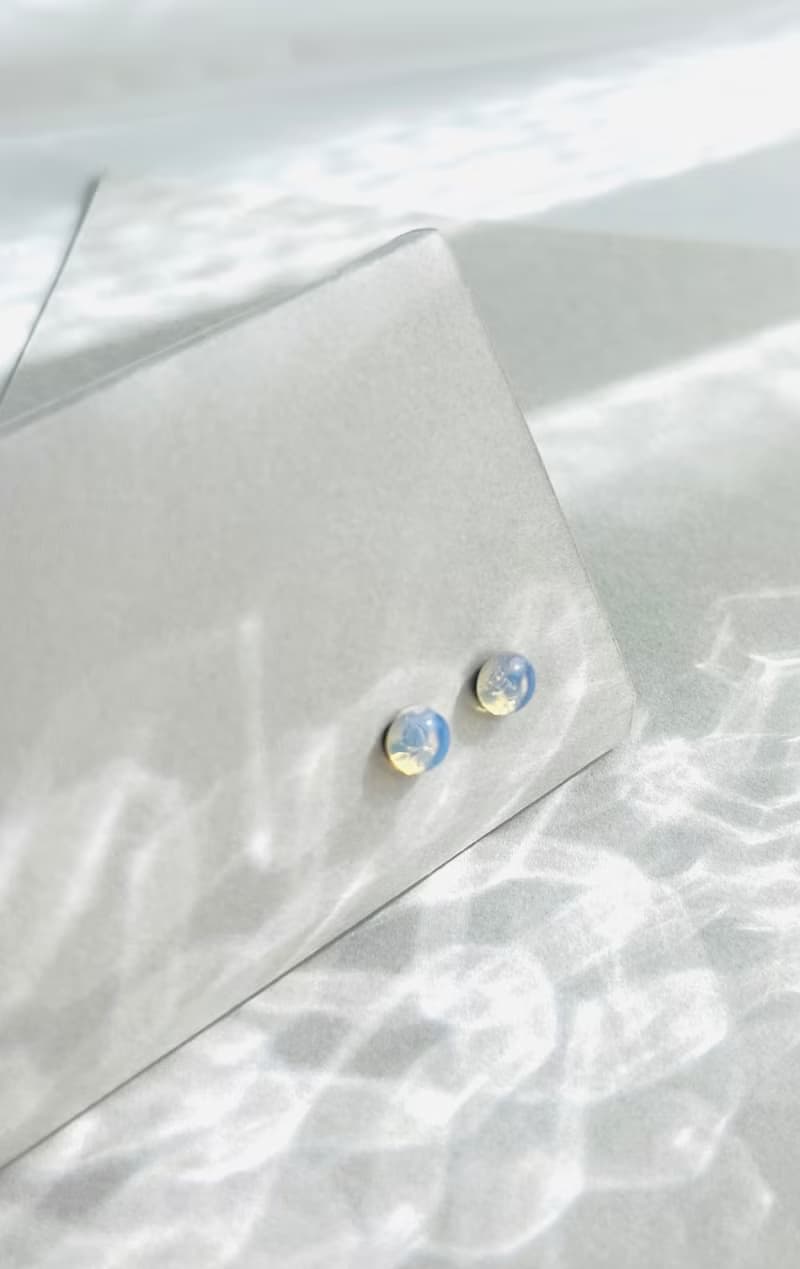 天然石/オパールの一粒ピアス/パワーストーン/一粒ピアス/サージカルステンレス/一粒/シンプル/アレルギー対応/オパール/ノンホールピアス/誕生石