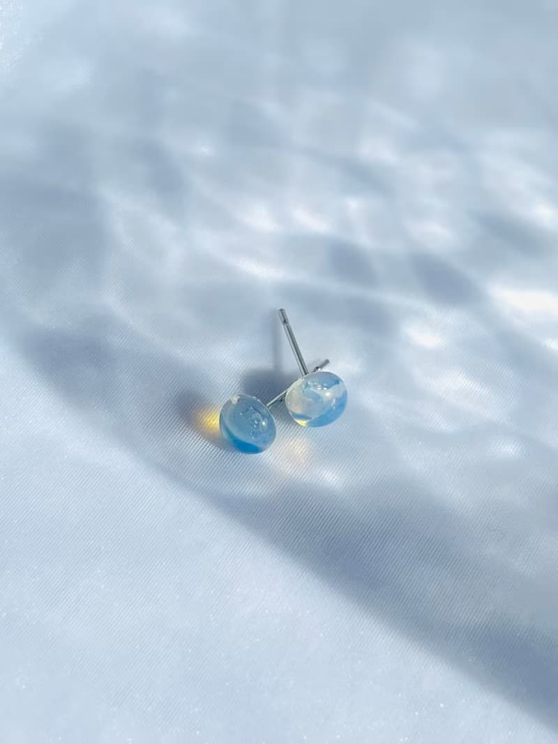 天然石/オパールの一粒ピアス/パワーストーン/一粒ピアス/サージカルステンレス/一粒/シンプル/アレルギー対応/オパール/ノンホールピアス/誕生石
