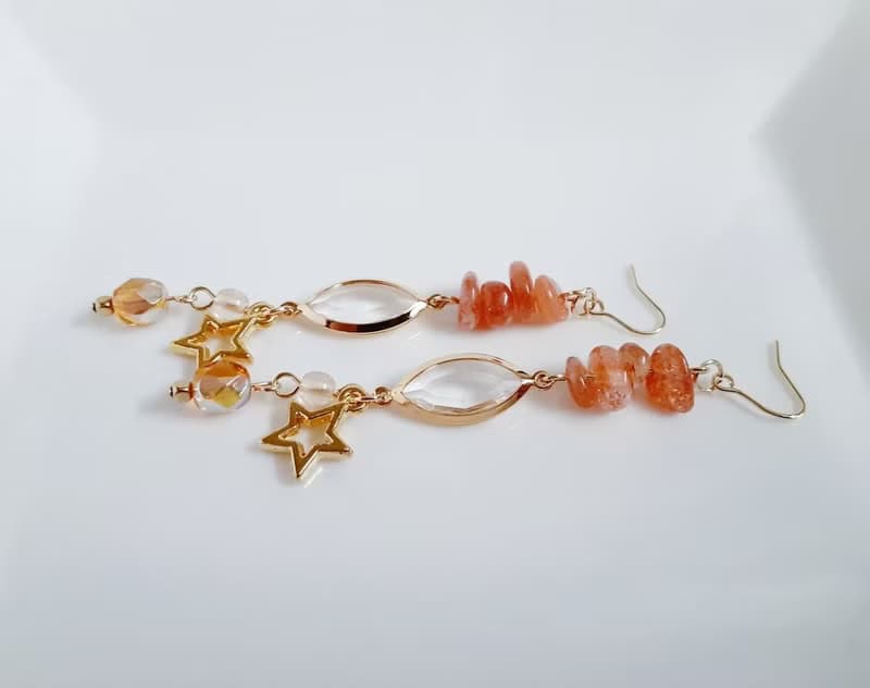 お星様が素敵 アクリルフレームストーンとサンストーンのロングピアス サンセットオレンジ 天然石 生日禮物 日光石 アレルギー対応ピアスまたはイヤリングに変更可能