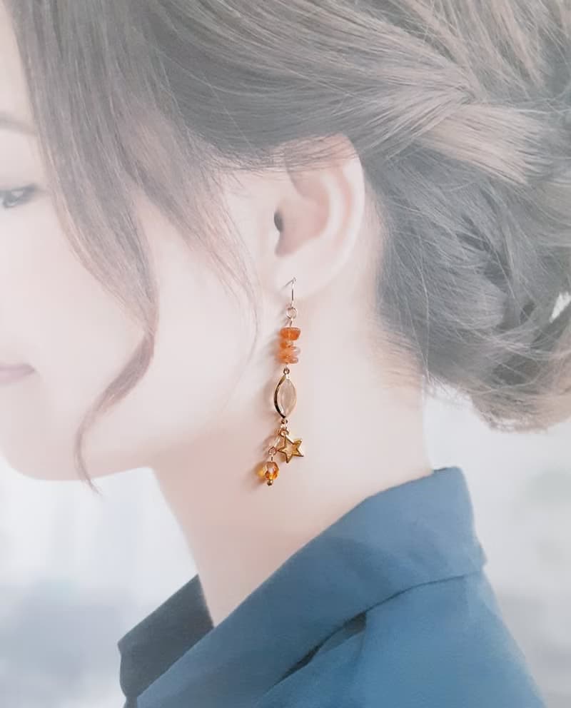 お星様が素敵 アクリルフレームストーンとサンストーンのロングピアス サンセットオレンジ 天然石 生日禮物 日光石 アレルギー対応ピアスまたはイヤリングに変更可能