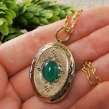 Green Agate Stone Golden Oval Photo Locket Pendant Necklace Woman Jewelry Gift