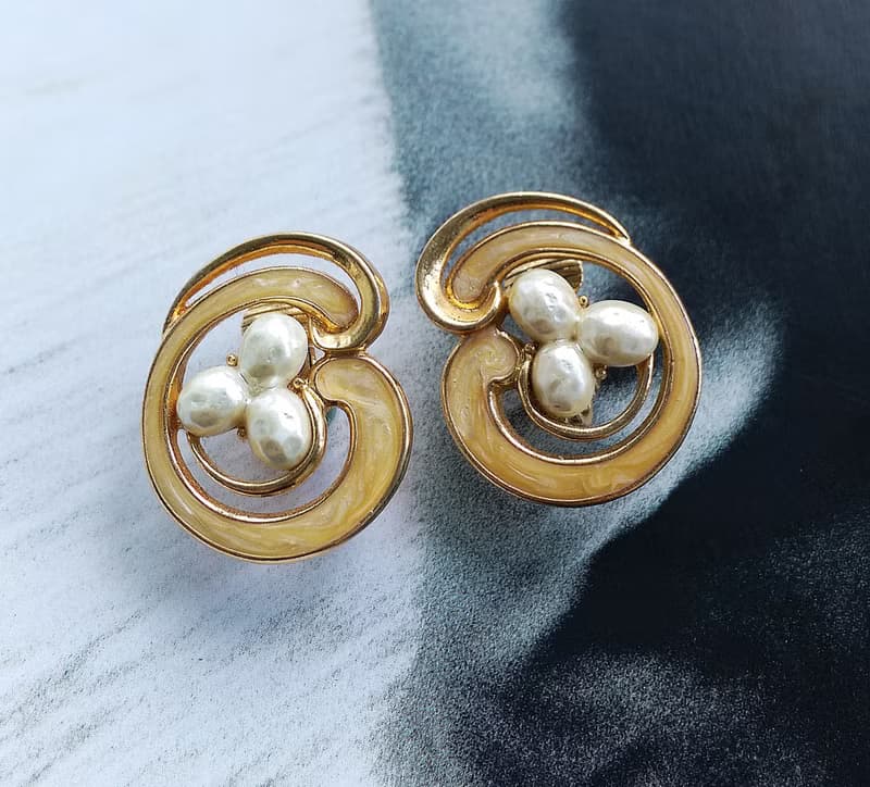 Vintage Jewelry 西洋古董飾品 AVON 優雅 線條仿珠 夾式耳環