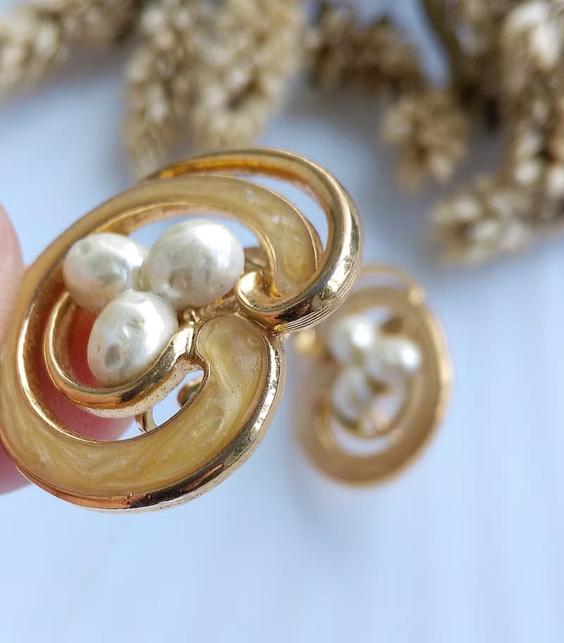 Vintage Jewelry 西洋古董飾品 AVON 優雅 線條仿珠 夾式耳環