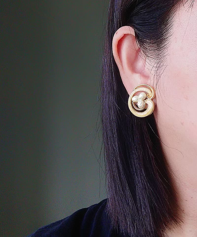 Vintage Jewelry 西洋古董飾品 AVON 優雅 線條仿珠 夾式耳環