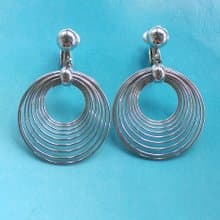 Vintage Jewelry 西洋古董飾品 普普 垂墜 銀色調多圈 夾式耳環