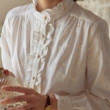 【SR全館一件包郵】Abby 白色中高領玫瑰刺繡襯衫|秋款