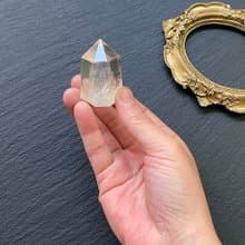 能量擺件-天使之翼 天然冰透可愛胖胖藍針白水晶能量柱 冥想 療癒