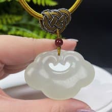 岫巖玉祥雲吊墜 冰潤淺黃 雕刻鏤空無事牌 同心長壽護佑