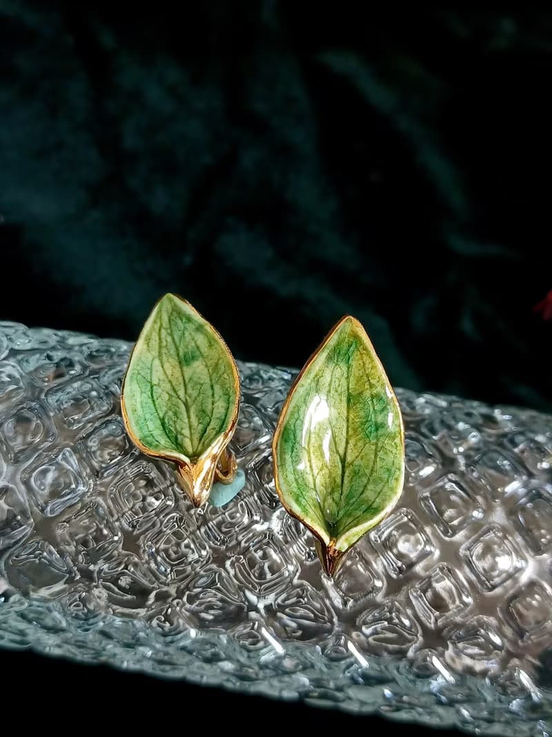 vintage jewelry  俏麗綠葉琺瑯陶瓷 夾式耳環