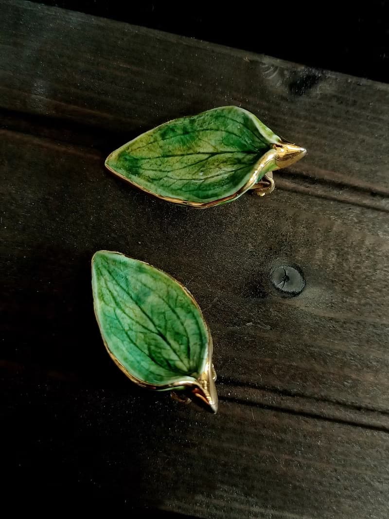 vintage jewelry  俏麗綠葉琺瑯陶瓷 夾式耳環