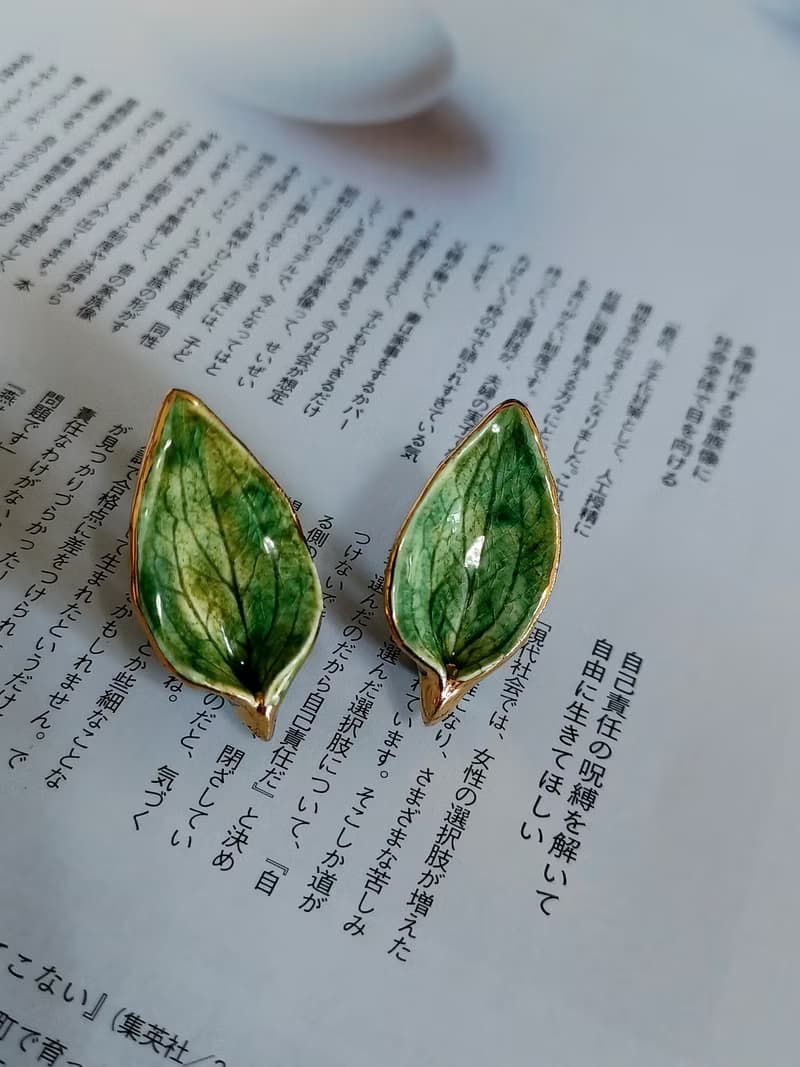 vintage jewelry  俏麗綠葉琺瑯陶瓷 夾式耳環