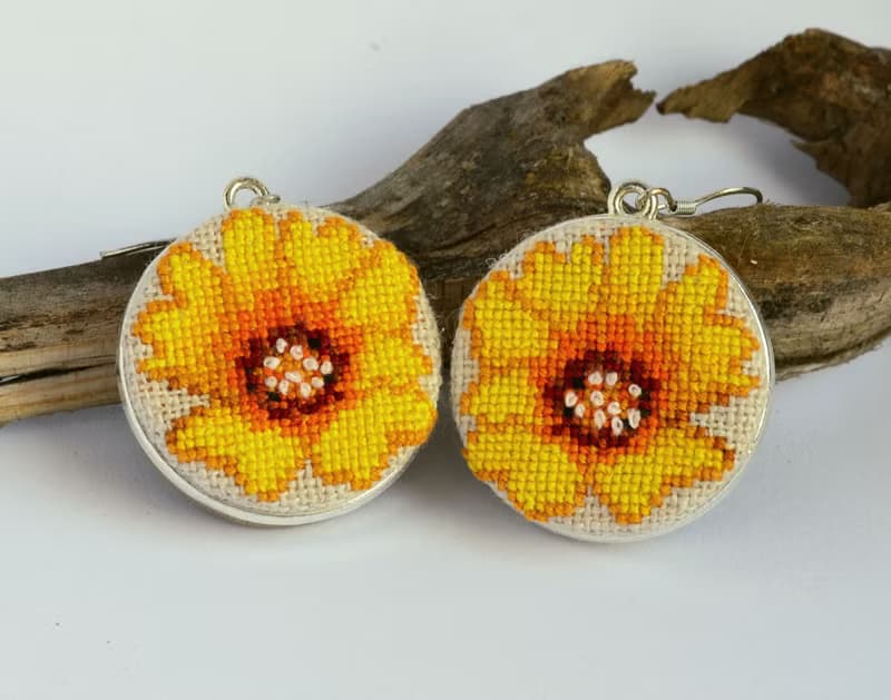 花朵刺繡吊墜耳環 黃色十字繡首飾 花卉手工製作的自然舞會禮物