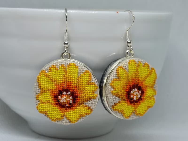 花朵刺繡吊墜耳環 黃色十字繡首飾 花卉手工製作的自然舞會禮物
