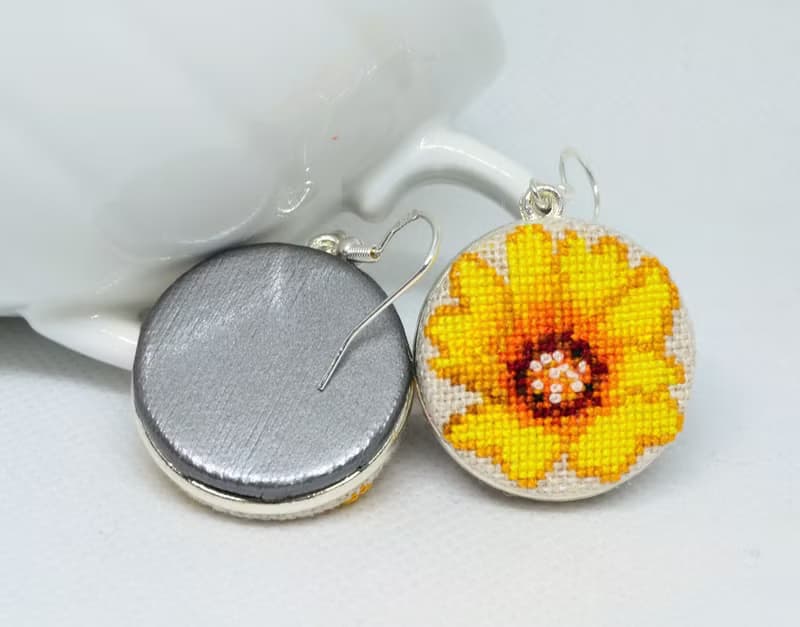 花朵刺繡吊墜耳環 黃色十字繡首飾 花卉手工製作的自然舞會禮物