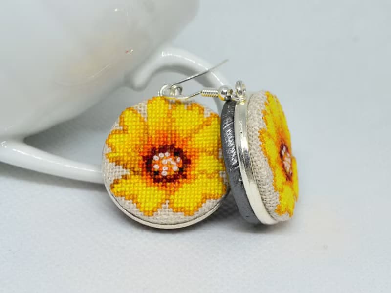 花朵刺繡吊墜耳環 黃色十字繡首飾 花卉手工製作的自然舞會禮物