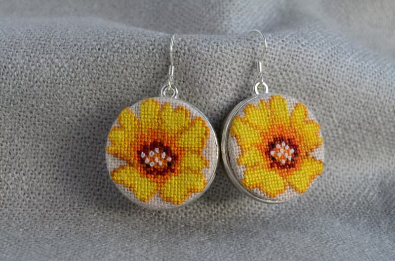 花朵刺繡吊墜耳環 黃色十字繡首飾 花卉手工製作的自然舞會禮物