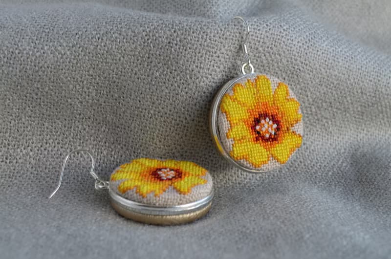 花朵刺繡吊墜耳環 黃色十字繡首飾 花卉手工製作的自然舞會禮物