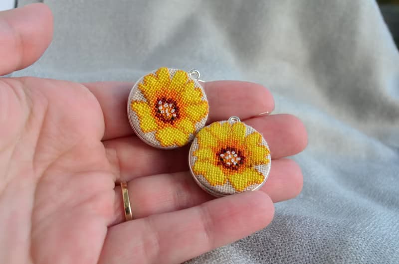 花朵刺繡吊墜耳環 黃色十字繡首飾 花卉手工製作的自然舞會禮物