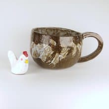 手捏咖啡杯