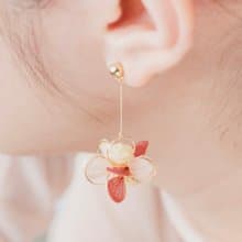 手作真花耳環/秘密。乾燥花耳環 繡球花 滿天星 禮物 耳針 耳夾