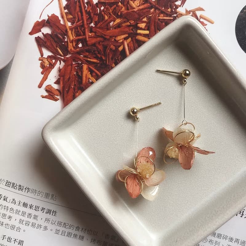 手作真花耳環/秘密。乾燥花耳環 繡球花 滿天星 禮物 耳針 耳夾