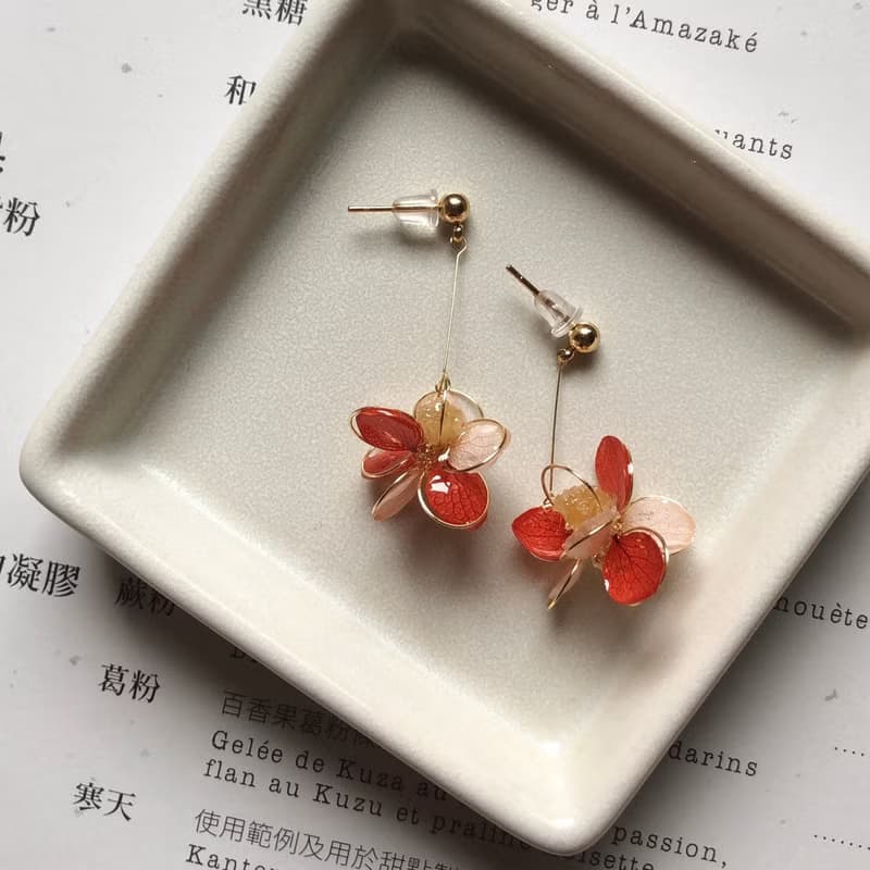 手作真花耳環/秘密。乾燥花耳環 繡球花 滿天星 禮物 耳針 耳夾