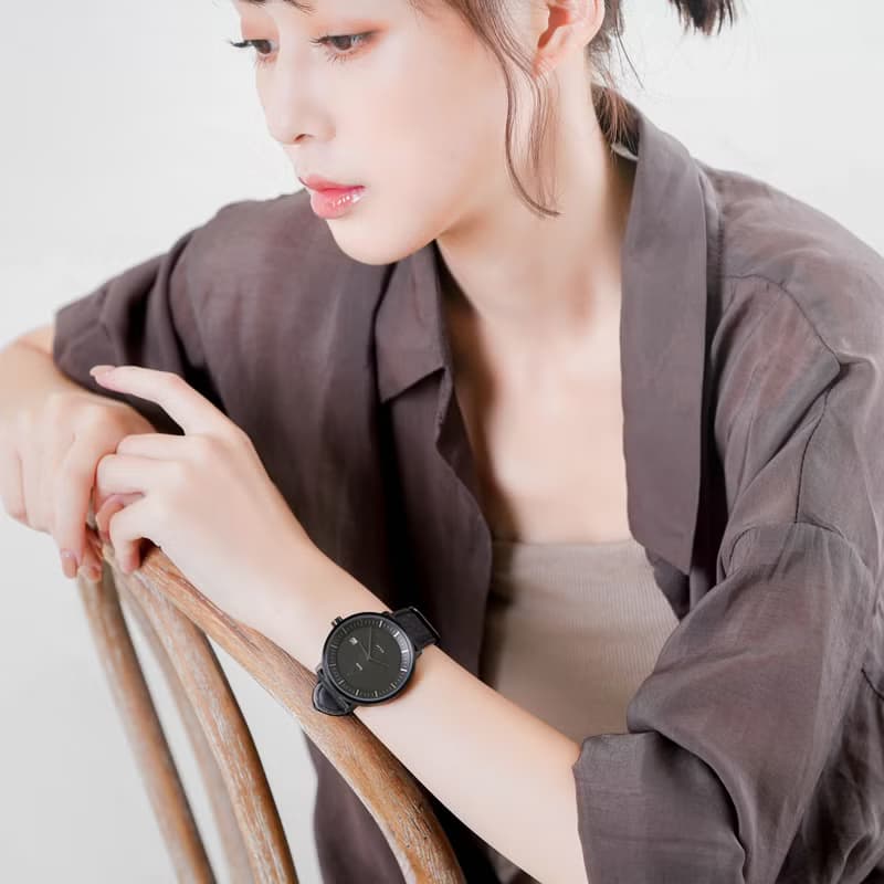 工藝匠心 環保之芯ERICA LIBERT太陽能鳳梨皮帶腕錶-套組極簡黑