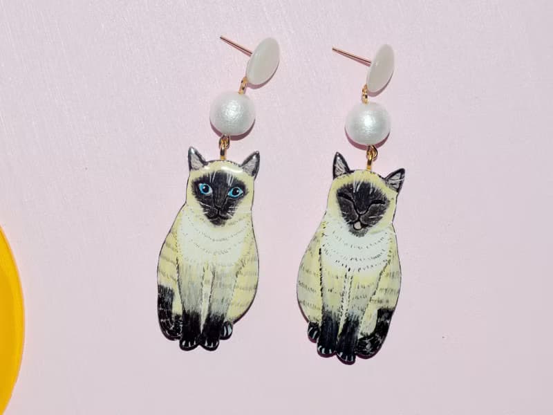 暹羅貓 不對稱表情設計憨憨俏皮貓咪耳環 手繪木製