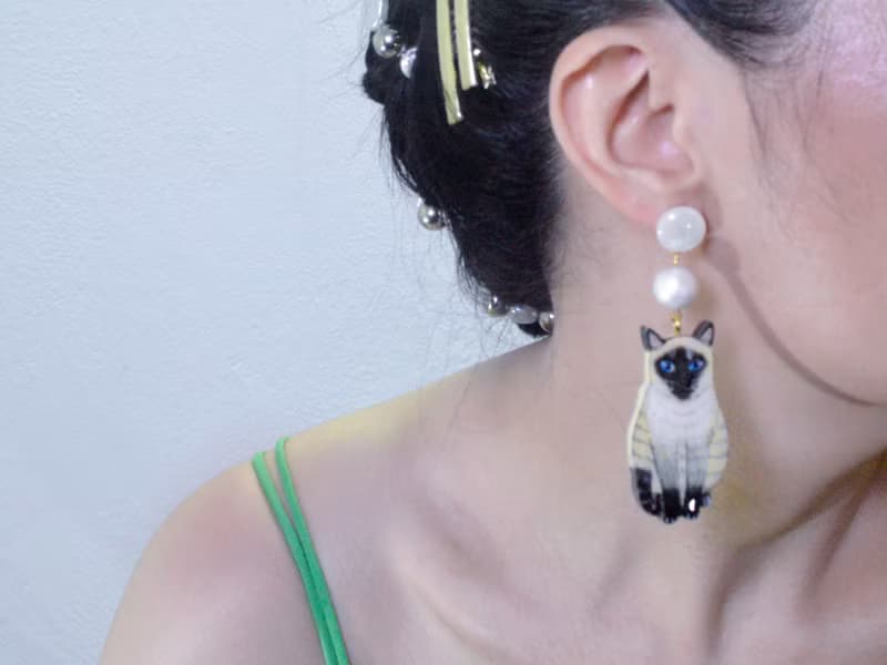 暹羅貓 不對稱表情設計憨憨俏皮貓咪耳環 手繪木製